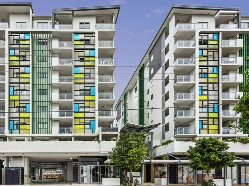 Amazing View Apartment-- 2 mins walk to Westfield Garden City