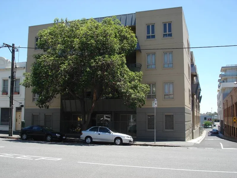 TOP FLOOR INNER CITY APARTMENT CLOSE TO MELBOURNE CBD