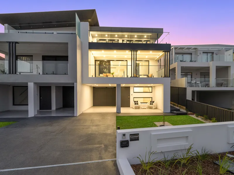 Light, size and state-of-the-art living in a brand-new bayside residence