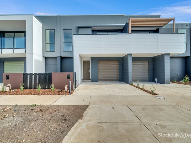 Near New Ultimate Setting With Lifestyle, Position and Convenience!!