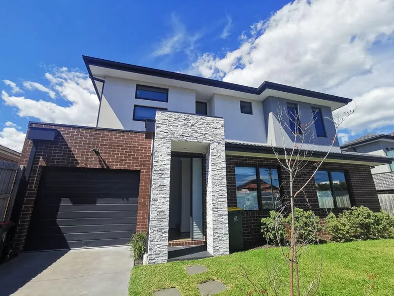 Luxury Lifestyle in the Convenient Location!