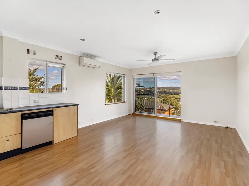 Generously Sized Top Floor Apartment With Expansive Views