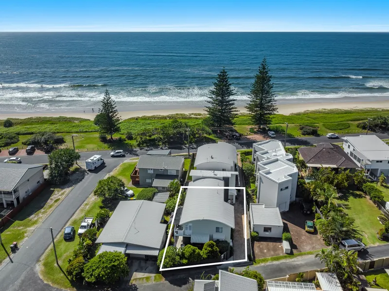 A masterfully updated beachside townhouse