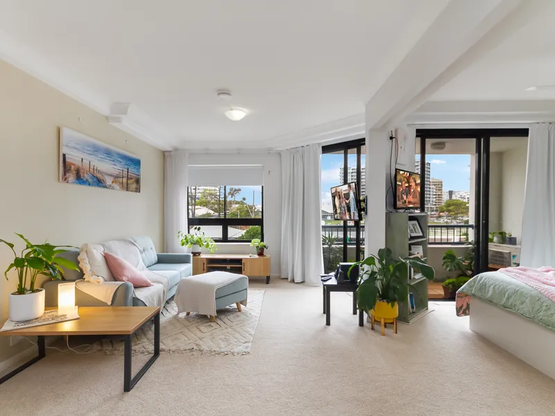 Fully Furnished Unit in Coolangata
