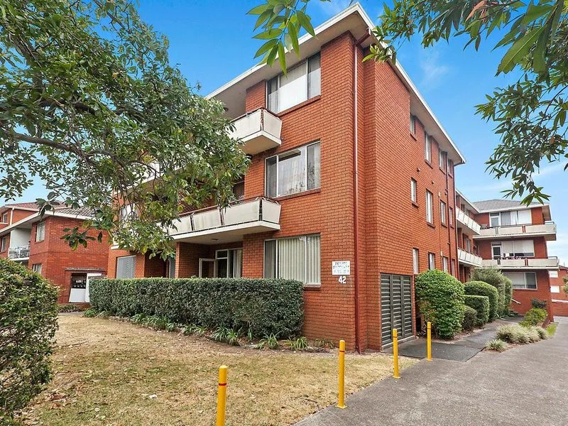 Two Bedroom Unit In Great Location
