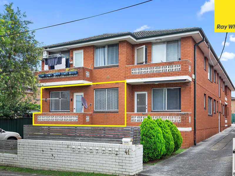 MODERN FRONT FACING 2 BEDROOM UNIT WITH 2 CAR SPACES!
