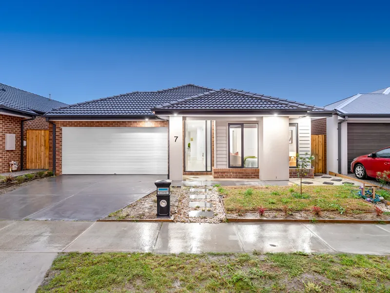 Exquisite Nearly New Family Home in Prestigious Riverfield Estate