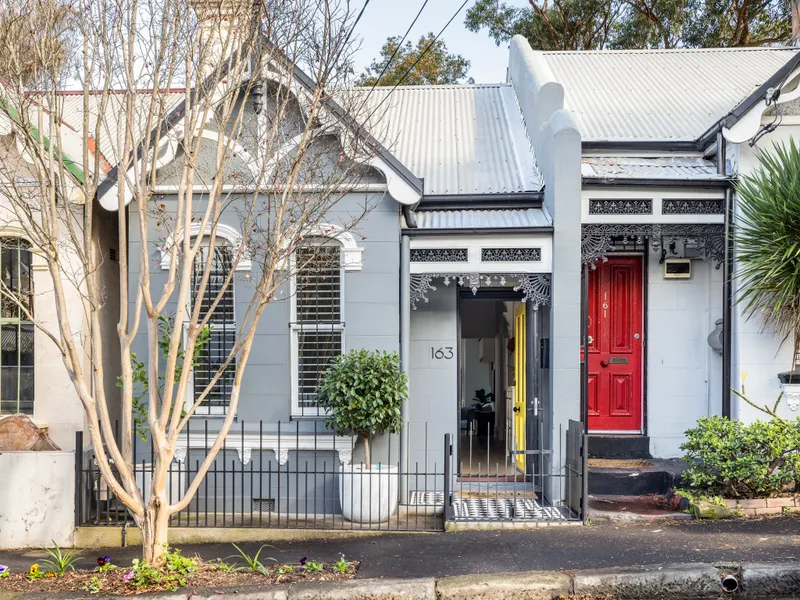 Renovated single-level terrace in area’s heart