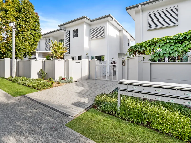 STYLISH THREE LEVEL TOWNHOUSE, LOW-MAINTENANCE, WALK TO EVERYTHING!