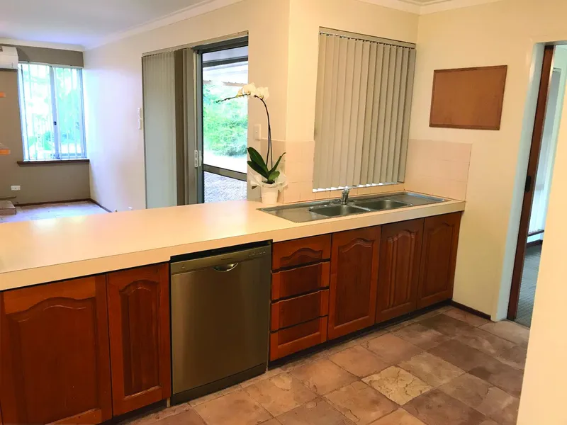 AMAZING LOCATION 100M WALK TO MULLALOO BEACH