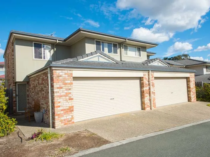 Spacious Townhouse Located In The Heart of Oxley with an In-ground Communal Pool