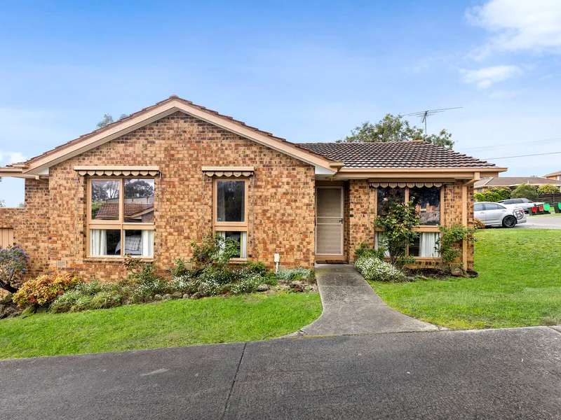 Single level delight steps to Templestowe Village