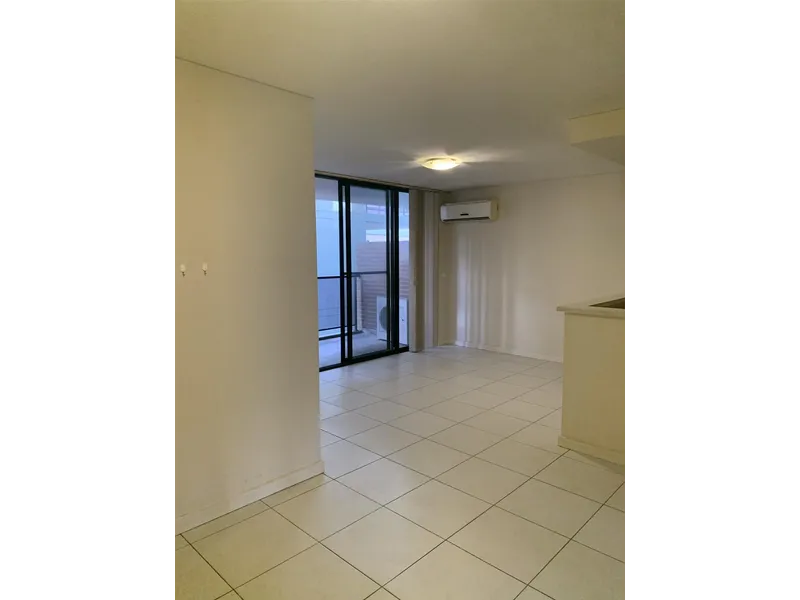 A LARGE WELL PRESENTED APARTMENT IN CONVENIENT LOCATION!