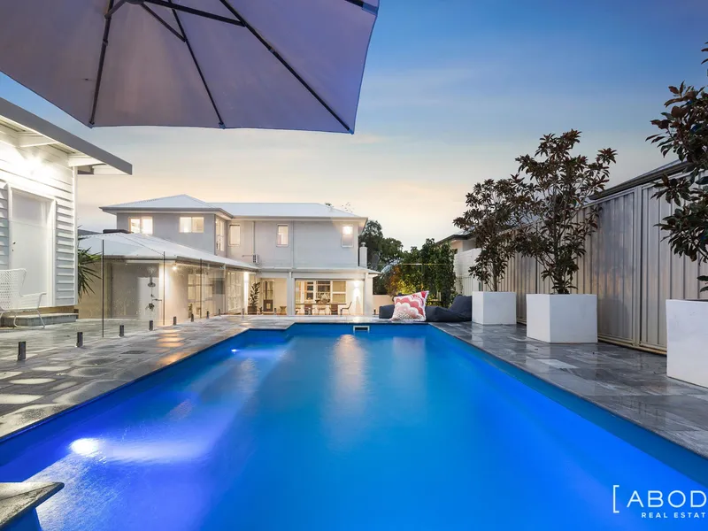 SECOND CHANCE - back on the market! Please contact me to arrange your viewing.