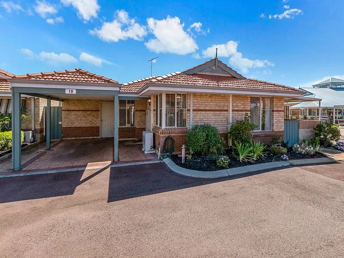 Extremely well presented 1 bedroom villa!