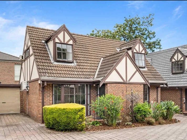 Beautiful unfurnished townhouse within walking distance to Blackburn Station