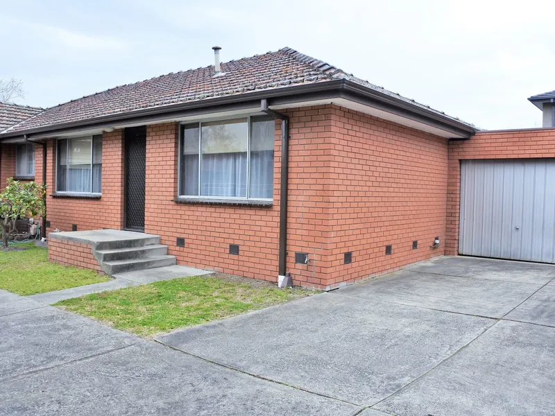 Perfect location! Walk to schools and shops!