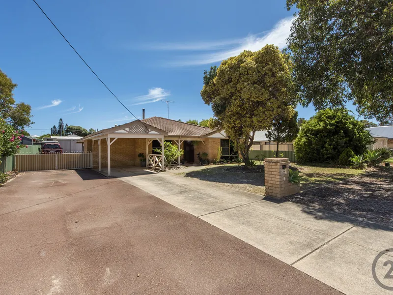 Large powered workshop, 1012m2 block, spacious house