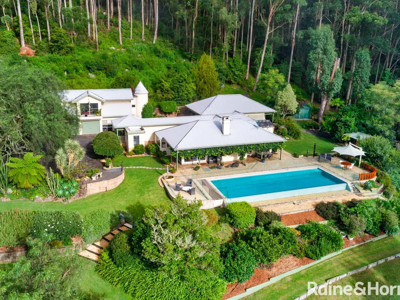 The Best of The Best - Brilliant Country Estate on 4 Acres!