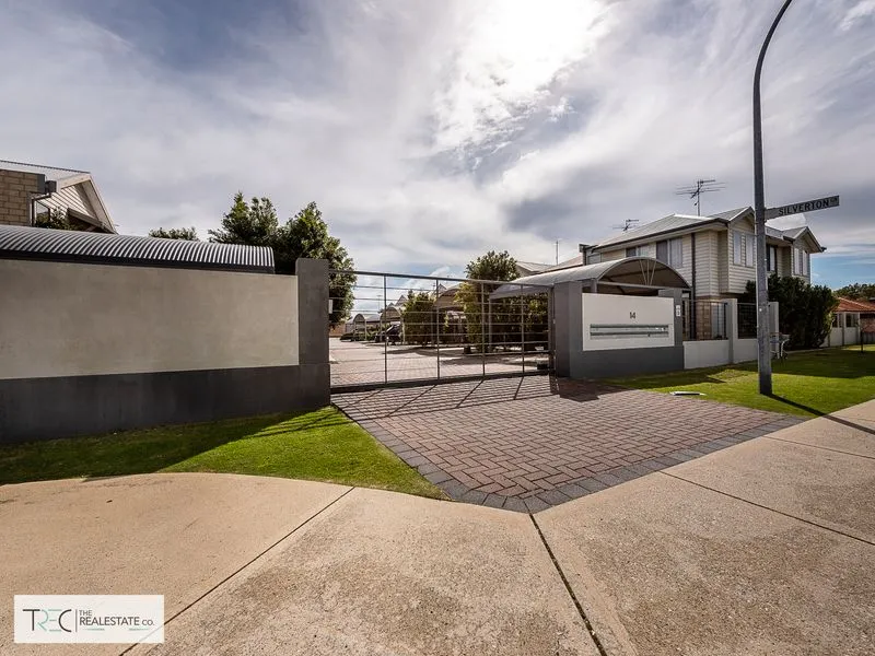 Modern Townhouse - Air Con - Close to Amenities