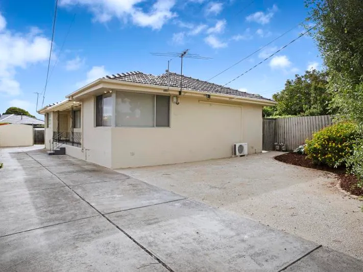 CLEAN & COSY UNIT/ WATER USAGE INCLUDED IN RENT