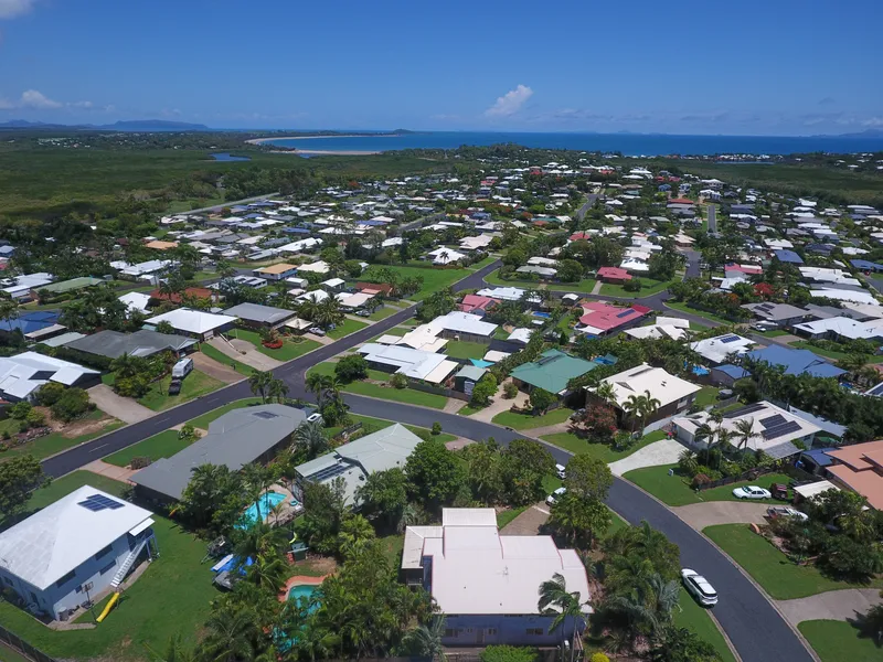 STUNNING EIMEO HOME WITH POOL!