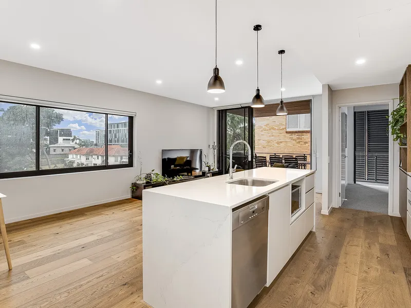 BOUTIQUE COMPLEX IN PERFECT LOCATION! MUST SEE