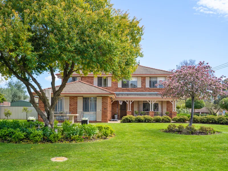 ENDLESS POTENTIAL WITH LAKE VIEWS