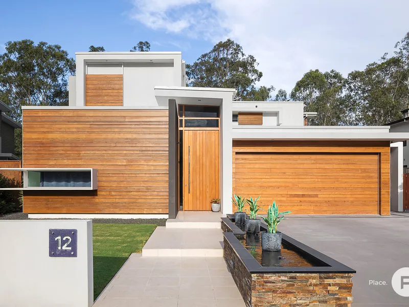 SHOW-STOPPING ENTERTAINER IN EXCLUSIVE ENCLAVE