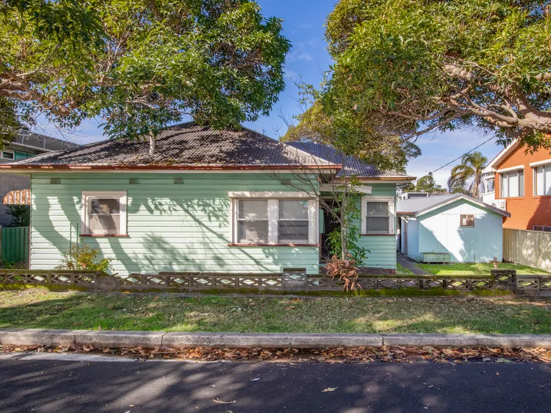 Water Views In Quiet Secluded Street