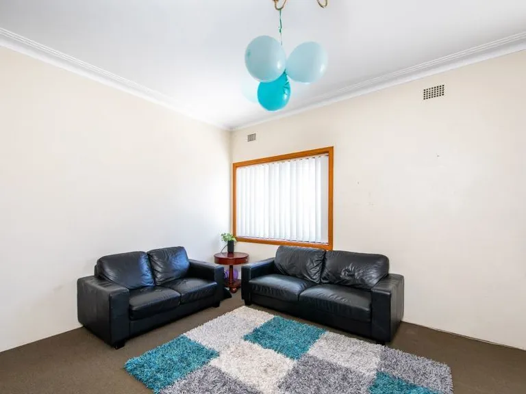 Spacious, First Floor, Shop Top Apartment