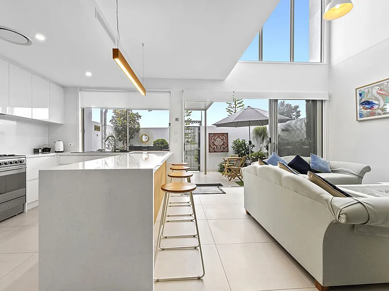 STROLL TO THE MARINA