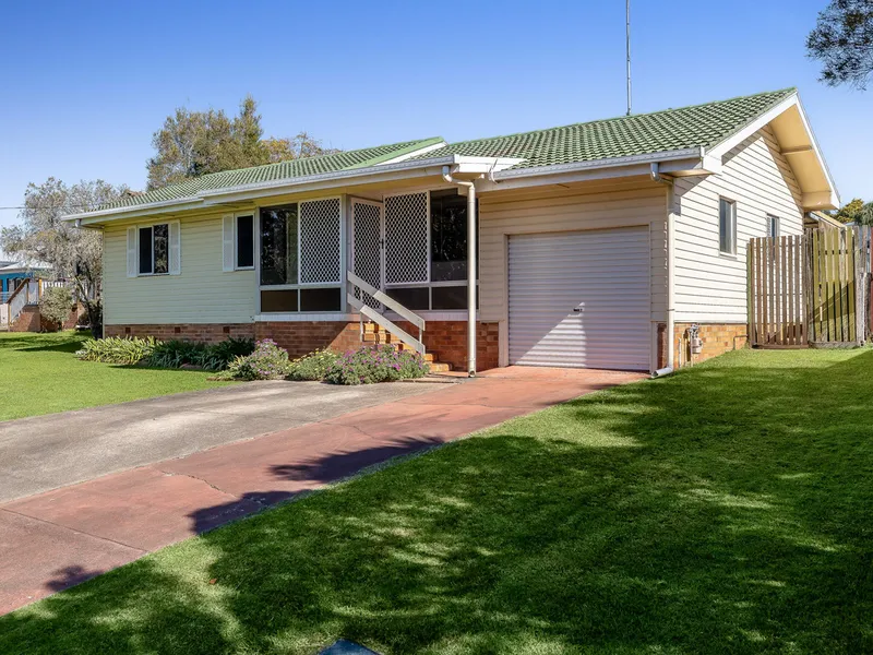 Fantastic First Home overlooking Acres of Parkland!