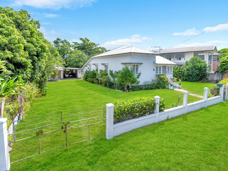 Traditional Low Set Queenslander - Side Access with Shed - 852m2 Block