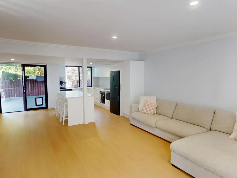 IMMACULATE TOWNHOUSE - NEAT AS A PIN!