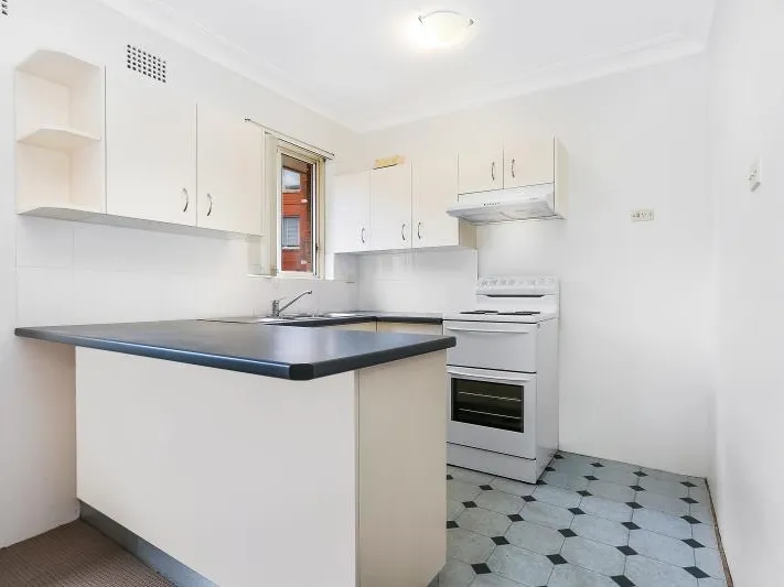 THREE WEEKS RENT FREE - Large Freshly Painted Top Floor Apartment