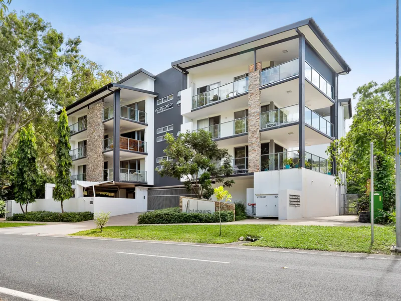 Top floor apartment close to the beach