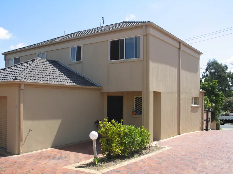 Great Location Opposite School & Light Rail