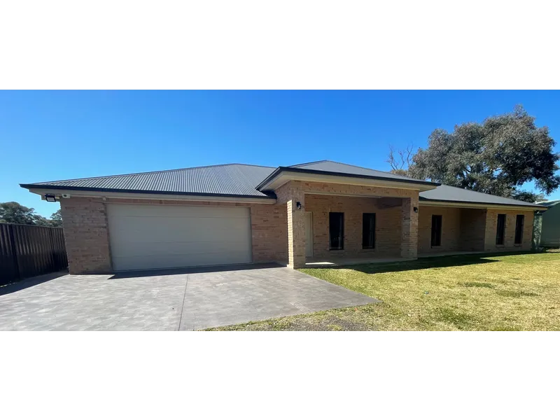 Modern 4 Bedroom home, 2 1/2 Bathroom with ducted air conditioning, alarm and double garage