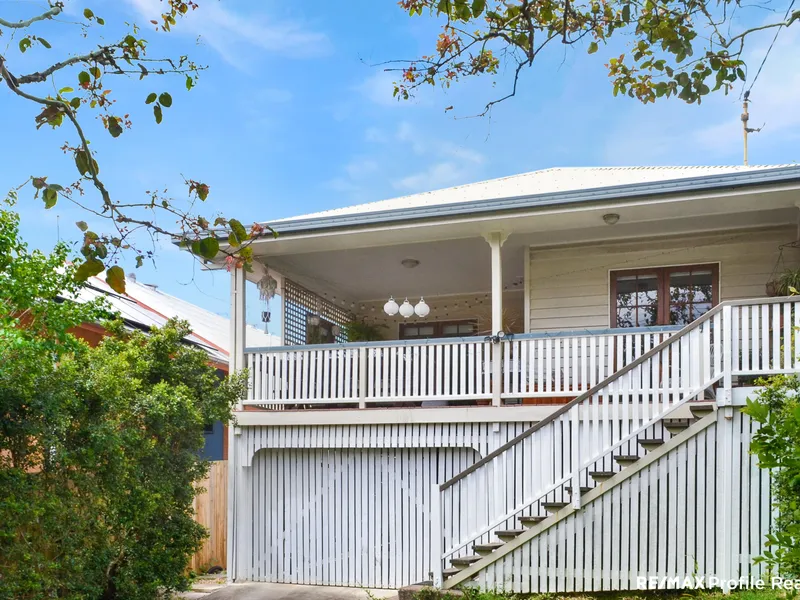 Queenslander Cottage with Charm