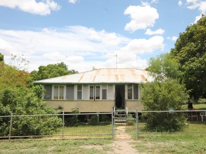 $99,000 NEG - RENOVATE THIS LITTLE BEAUTY INTO YOUR PALACE!