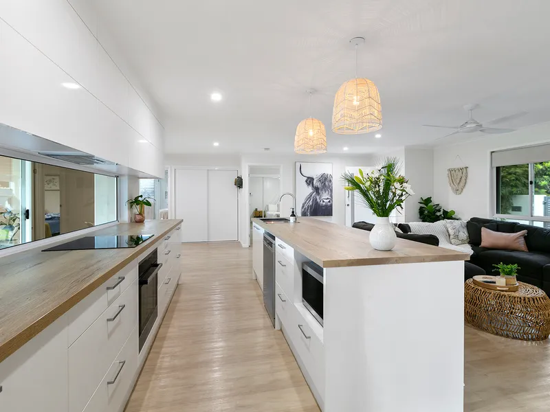 COASTAL CHIC IN TIGHTLY HELD POCKET