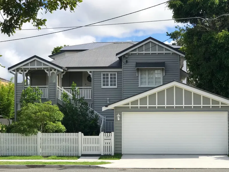 REFINED RESIDENCE IN BLUE-CHIP LOCALE