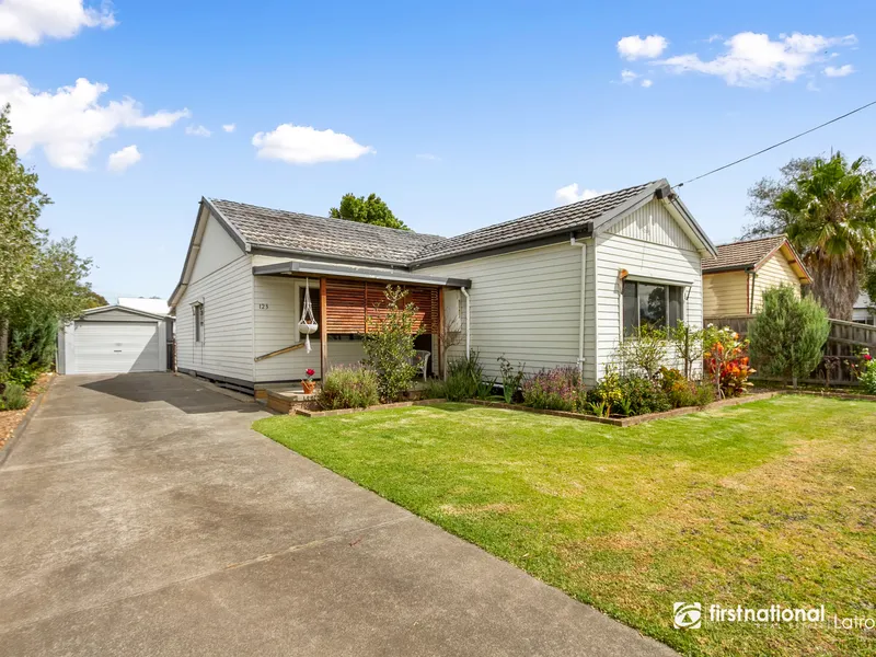 A delightful 3 bedroom home conveniently located walking distance from the CBD