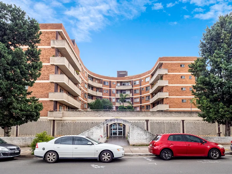 2 BEDROOM UNIT WAITING FOR YOU!