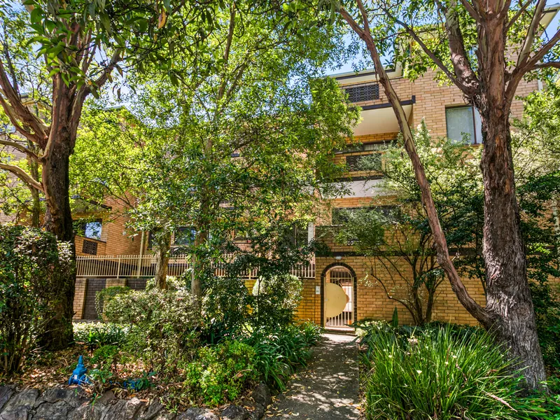 Sunny First Floor Apartment with Leafy Outlook - Private Inspections Welcome