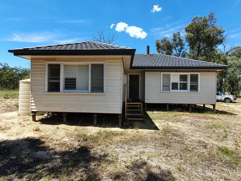 BRING THE TOYS! LAKE GLENMAGGIE 5 ACRE LIFESTYLE PROPERTY