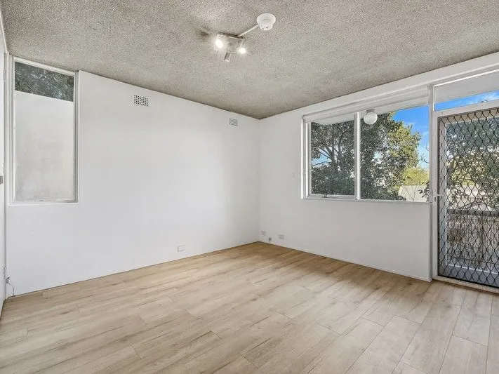 Sun Filled Studio with balcony