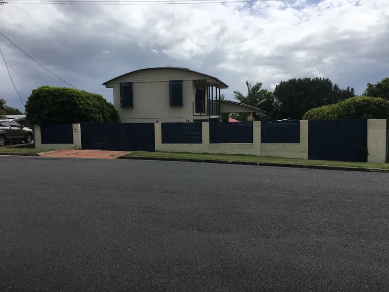 Elevated position, walking distance to beach, restaurants and hotels