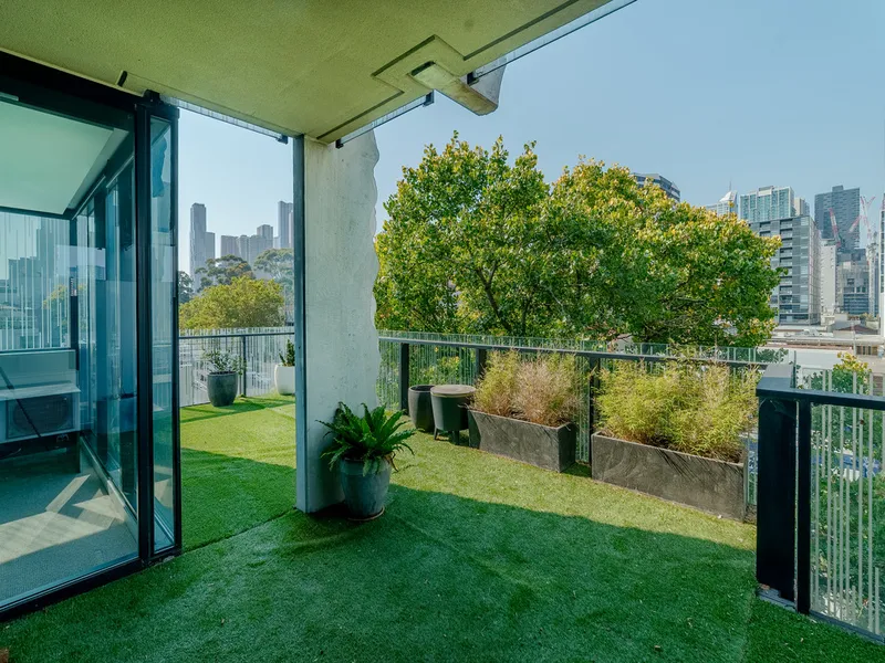$450pw - Impressive Views! Big  Balcony